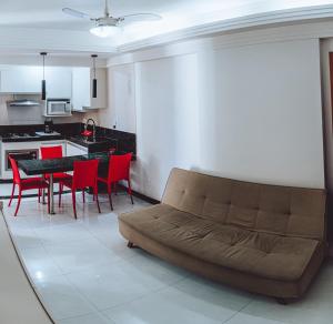 Posezení v ubytování Apartamento reformado na melhor localização a 100 metros da praia,comodidade inclui ,garagem,internet,elevadores duas cadeiras de praia ,cooler,roupas de cama e banho