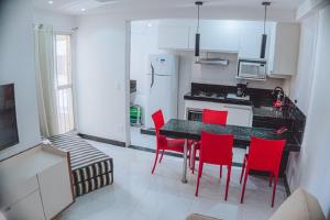 Kuchyň nebo kuchyňský kout v ubytování Apartamento reformado na melhor localização a 100 metros da praia,comodidade inclui ,garagem,internet,elevadores duas cadeiras de praia ,cooler,roupas de cama e banho
