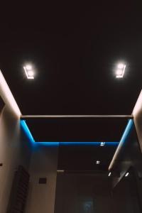 una luz azul en el techo de un edificio en Viale dei Lecci - Luxury rooms en Francavilla Fontana