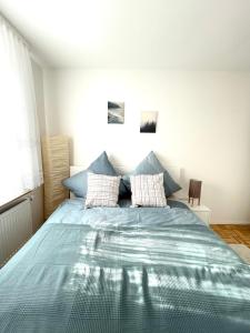 سرير أو أسرّة في غرفة في Neues, stillvoll eingerichtetes Apartment mit Wintergarten und Terrasse