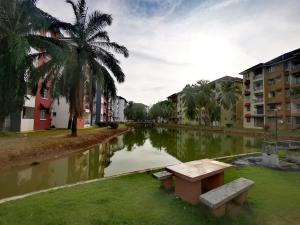 un parc avec banc à côté d'une masse d'eau dans l'établissement Ames Leng Beach House @ PD 5th Mile, à Port Dickson