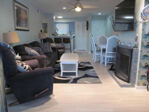 uma sala de estar com um sofá e uma lareira em Lakeside Daze! em Montgomery