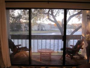 ventana de una habitación con vistas al agua en Lakeside Daze!, en Montgomery