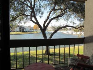 - Balcón con vistas al río y a un árbol en Lakeside Daze!, en Montgomery