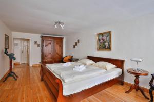 ein Schlafzimmer mit einem großen Bett mit weißer Bettwäsche in der Unterkunft Apartments Friederike - Therese - Ida in Lübeck