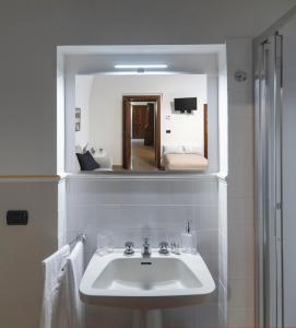 un bagno con lavandino e specchio di Vittorio Emanuele Old Town - Lecce Selection a Lecce