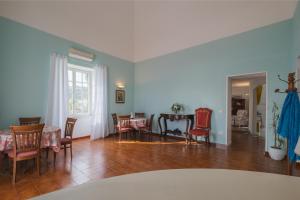 ein Wohnzimmer mit einem Tisch und Stühlen in der Unterkunft Borgo Blu in Bacoli