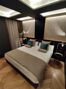 Tempat tidur dalam kamar di IBIZA ROOMs