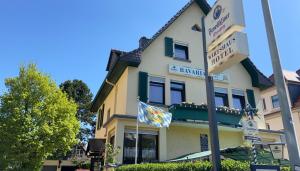 un bâtiment avec un panneau indiquant la rue devant lui dans l'établissement Landhaus Bavaria, à Bad Nauheim