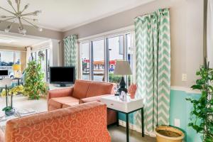 salon z kanapą i telewizorem w obiekcie OYO Hotel Myrtle Beach Kings Hwy w mieście Myrtle Beach