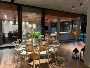 a dining room with a table and chairs at Casa Encanto dos Milagres in São Miguel dos Milagres