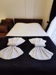 Una cama con dos almohadas encima. en Kopaonik apartmani NR en Kopaonik