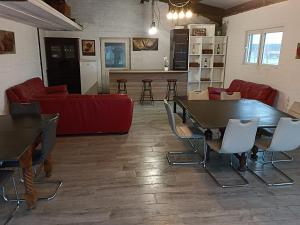 sala de estar con mesa, sillas y sofá en Natuur-like Glamping in Bosland en Neerpelt
