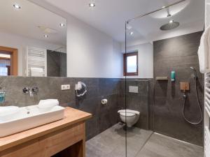 Koupelna v ubytování Tennenwirt Hotel + 37 fotografií