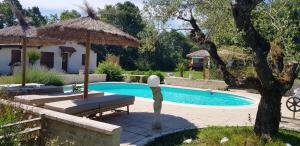 Bazen u ili blizu objekta Propriete d'une chambre avec piscine partagee jardin clos et wifi a Bussac Foret