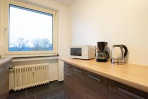 Η κουζίνα ή μικρή κουζίνα στο RAJ Living - 1 or 3 Room Apartments with Balcony - 20 Min Messe DUS & Airport DUS