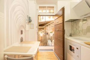 A kitchen or kitchenette at Carolina’SNest in Trastevere