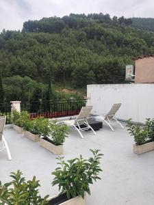 un patio con sillas y plantas en el techo en Lombera Apartamentos, en Arnedillo