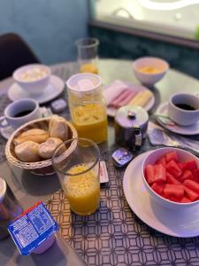 einen Tisch mit einem Teller Essen und einer Schale Obst in der Unterkunft Fantasy Motel in Salvador