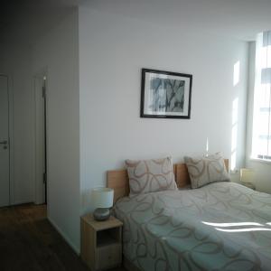 een slaapkamer met een bed en een foto aan de muur bij Wachtendonker Hof in Wachtendonk
