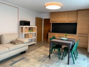 a living room with a table and a couch at Top Apartment in Zentrumsnähe (Fußläufig) in Schwaz