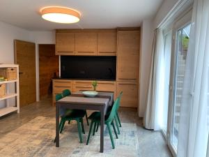 a dining room with a table and chairs and a television at Top Apartment in Zentrumsnähe (Fußläufig) in Schwaz