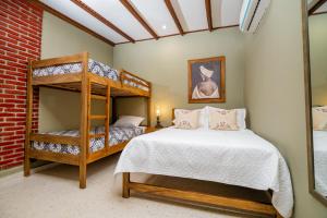 sypialnia z 2 łóżkami piętrowymi i ceglaną ścianą w obiekcie Scalea Di Mare Hotel w mieście Cartagena de Indias