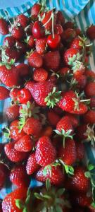 una pila de fresas sentadas en un plato en Cascina Giardini, en Alba