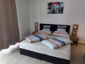 - un lit avec 2 oreillers dans l'établissement Apartmán Lipno s výhledem na jezero, à Lipno nad Vltavou