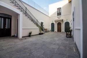 an empty courtyard of a building with a staircase at Hotel Business Real 500 in Puebla