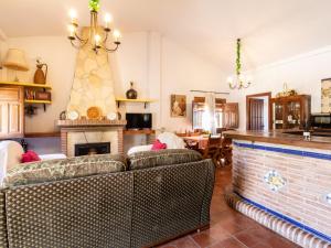 een woonkamer met een bank en een open haard bij Cortijo rincón del sur in Nigüelas
