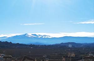 uma vista para uma cidade com montanhas cobertas de neve em Villa Joropillo - Full house rent em Bejarín