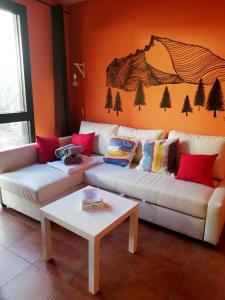 Un lugar para sentarse en Apartamentos Monte Gorbea con parking y wifi by SURYNIEVE