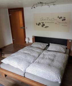 シュヴァルツェンベルクにあるFerienwohnung Hähnertのベッド1台(枕2つ付)