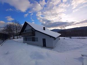 Sarnie wzgórze Sucha Beskidzka sauna jacuzzi בחורף