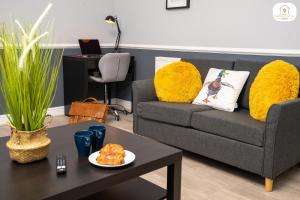 The Marina View - Luxury 2 bed 2 bath Apartment, Fast WiFi, Sleeps up to 6 - Family Friendly - Perfect for Business or Leisure