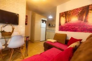 salon z kanapą i obrazem na ścianie w obiekcie Casa de las Flores Cazorla w mieście Cazorla