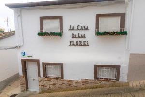 biały budynek z napisem la casa blanca blans w obiekcie Casa de las Flores Cazorla w mieście Cazorla