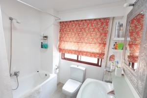 Kúpeľňa v ubytovaní lola.- HABITACION DE MATRIMONIO, CON BAÑO PRIVADO