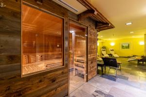 een kamer met houten wanden en een glazen deur bij Gasthof Bären in Holzgau