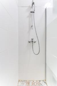 um chuveiro numa casa de banho com uma porta de vidro em L'emplacement Idéal - Tour Eiffel 10min - NETFLIX - em Paris