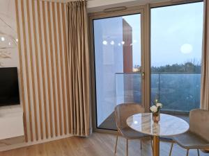TV a/nebo společenská místnost v ubytování Premium Apartament PINEA Pobierowo
