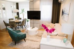 TV a/nebo společenská místnost v ubytování Lusso Apartman