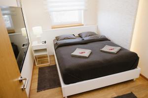 Postel nebo postele na pokoji v ubytování Lusso Apartman