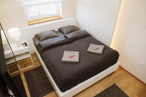 Postel nebo postele na pokoji v ubytování Lusso Apartman