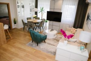 TV a/nebo společenská místnost v ubytování Lusso Apartman