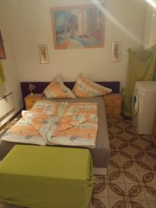 Un pat sau paturi într-o cameră la Haus beim Wasser im grünen in sehr ruhiger Lage!!