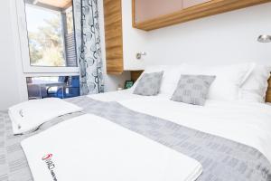 a bedroom with two beds and a window at LUXURY MOBILE HOMES IVACI in Rovinj