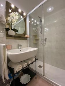 a bathroom with a sink and a shower at Quiet and comfort in the heart of Venice in Venice