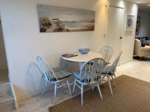 a dining room with a table and chairs at Little Karenza is the perfect Cornish getaway in Saint Anthony +8 photos